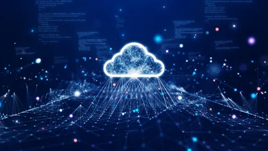 Grafische Darstellung einer Cloud mit vernetzten Datenpunkten und Linien, die Datenflüsse und Cloud-Computing visualisieren, vor einem digitalen Hintergrund mit Code-Elementen.