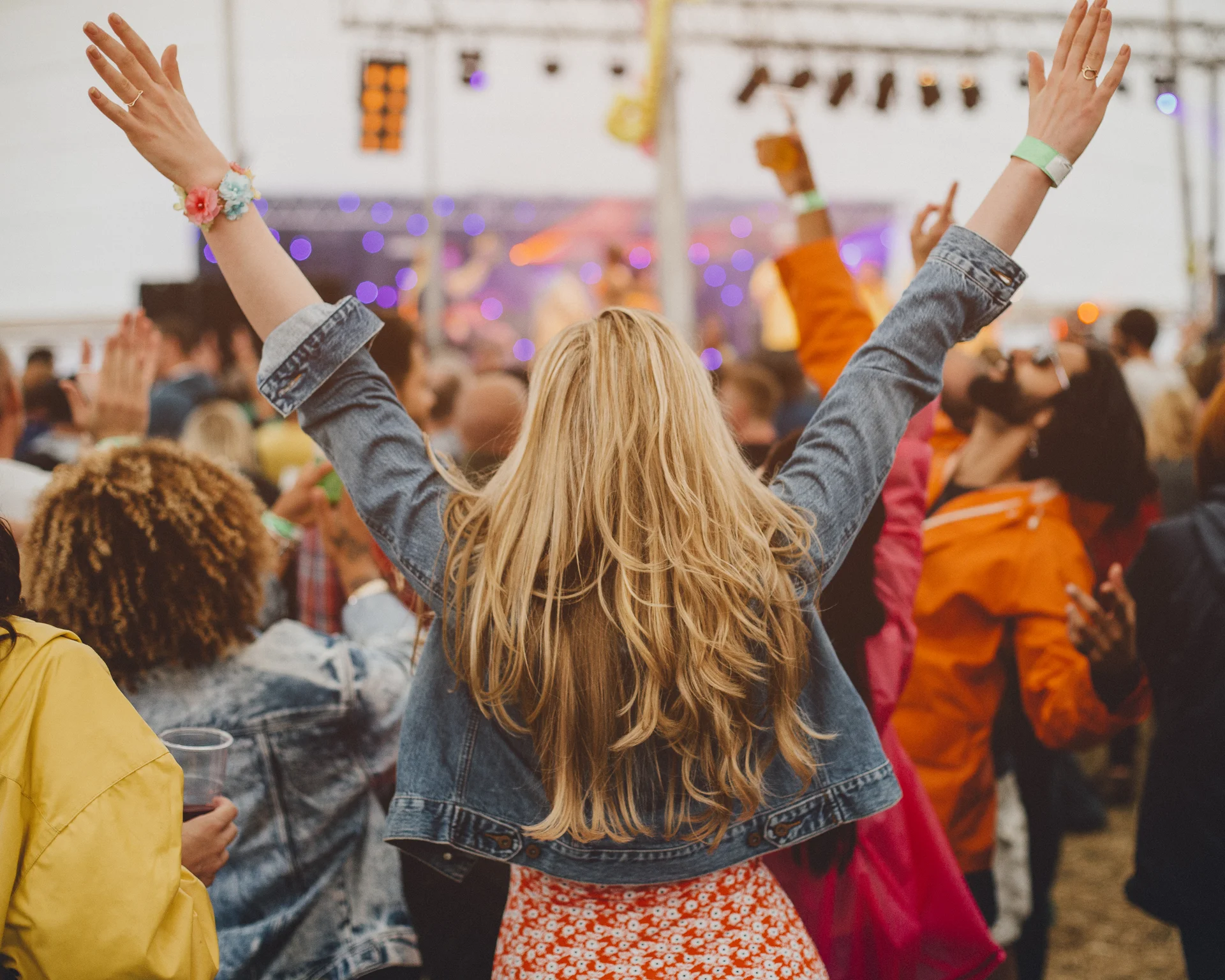 Eine Frau feiert auf einem Musikfestival