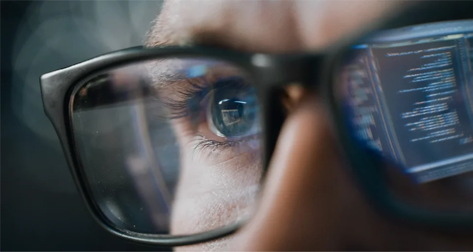 Die Augen eines Mannes, der Brille trägt